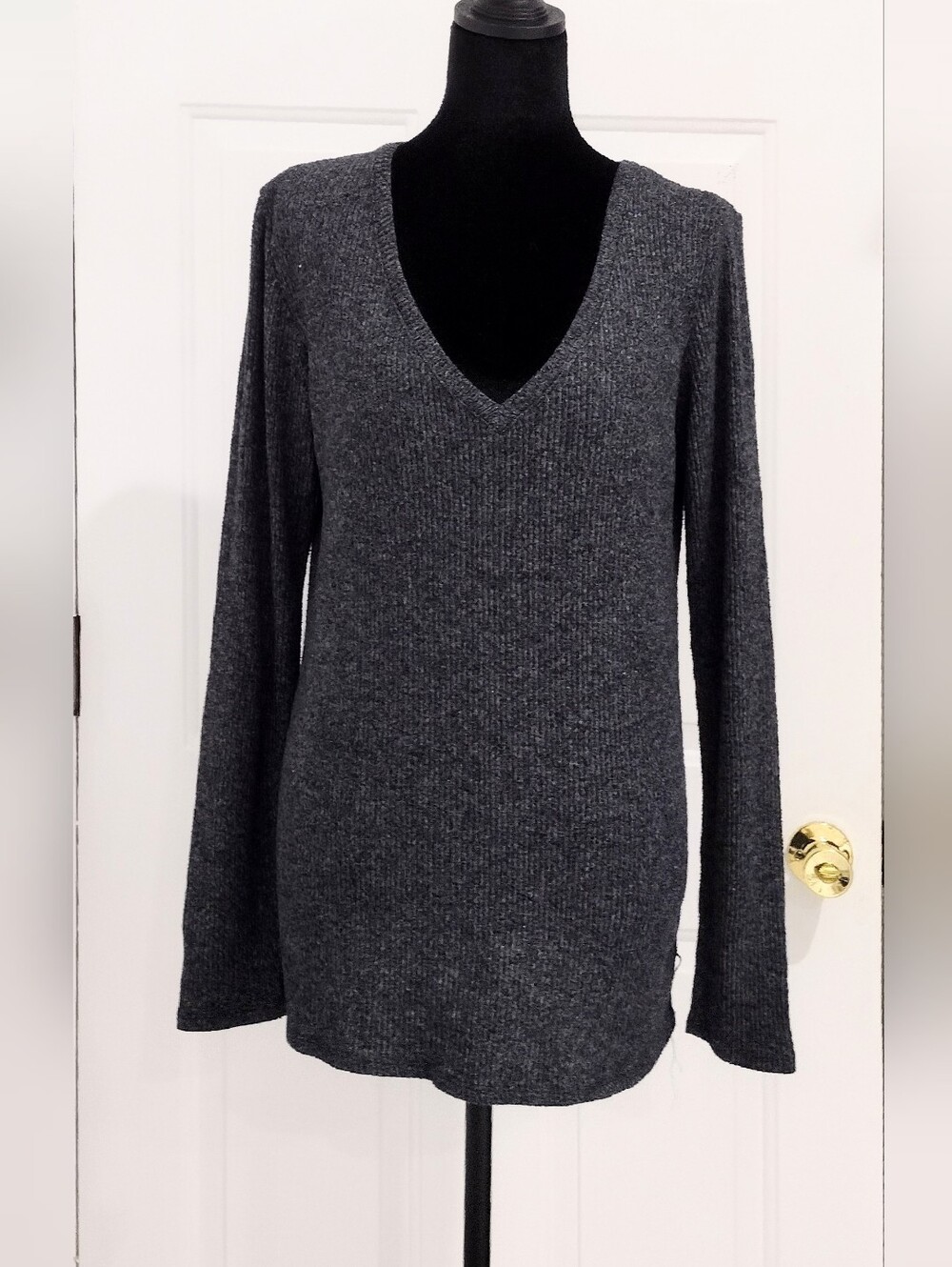 Express Sz L Women's V-Neck Long Sleeve Charcoal Gray Sweater